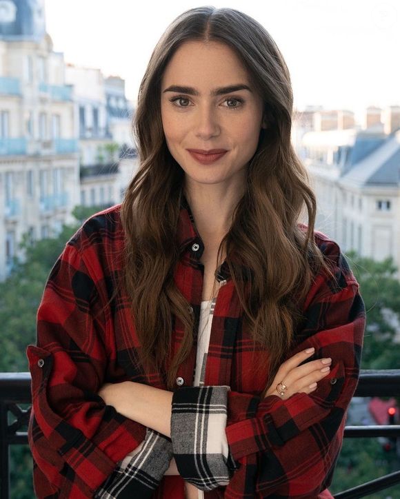 Lily Collins em 'Emily em Paris': atriz chama atenção por sobrancelha com aparência jovial, e pelos mais grossos.