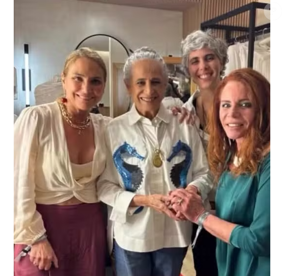 Heloisa Perissé e Letícia Prisco participaram de um encontro com Maria Bethânia, que contou com a presença da jornalista Leilane Neubarth.