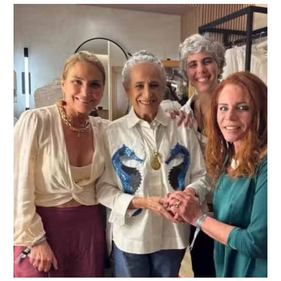 Heloisa Perissé e Letícia Prisco participaram de um encontro com Maria Bethânia, que contou com a presença da jornalista Leilane Neubarth.