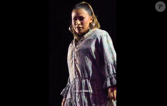 Simone Mendes colocou o vestido no palco e afirmou não ter gostado do look