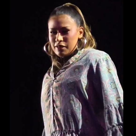 Simone Mendes colocou o vestido no palco e afirmou não ter gostado do look