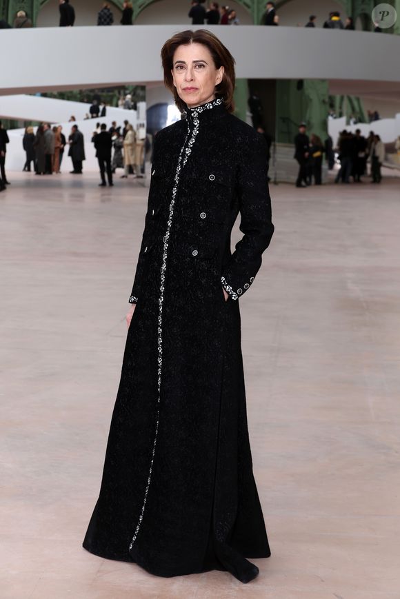 Fernanda Torres prestigiou da primeira fileira o desfile de alta-costura da Chanel