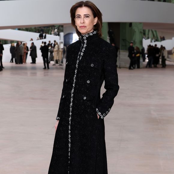 Fernanda Torres prestigiou da primeira fileira o desfile de alta-costura da Chanel