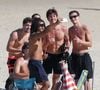 Simpático, Shawn Mendes posou para fotos com os novos amigos