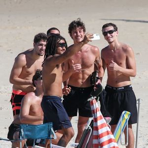 Simpático, Shawn Mendes posou para fotos com os novos amigos
