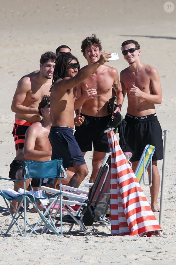 Simpático, Shawn Mendes posou para fotos com os novos amigos