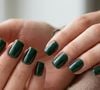 Quem disse que tons intensos não podem ser elegantes? O verde-pinho ganha sofisticação extra com o efeito alongador da manicure italiana