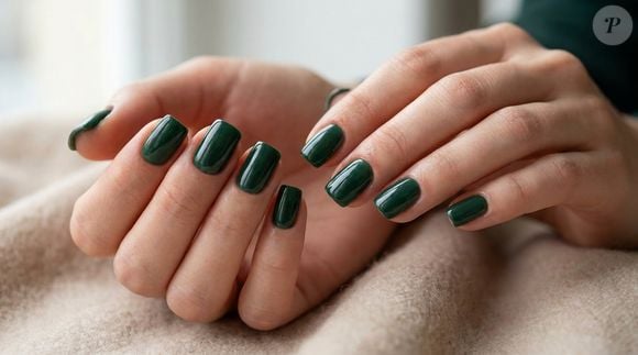 Quem disse que tons intensos não podem ser elegantes? O verde-pinho ganha sofisticação extra com o efeito alongador da manicure italiana