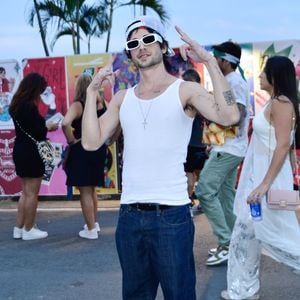 Fiuk lançou uma nova música, ‘Celebridade’, que traz uma crítica ácida ao pai