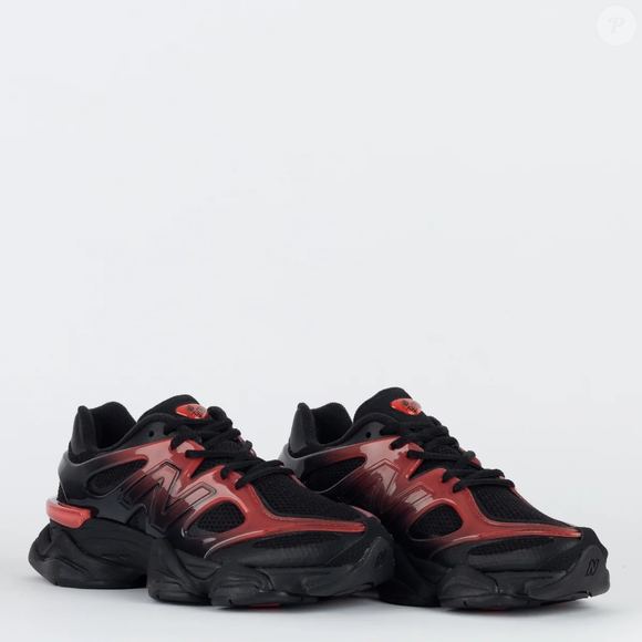 Inspirado na estética dos anos 2000, o New Balance 9060 mistura diferentes elementos no cabedal para criar uma silhueta volumosa e contemporânea. A combinação de camurça e malha respirável, aliada à tecnologia de amortecimento ABZORB, completa a proposta do tênis preto e vermelho