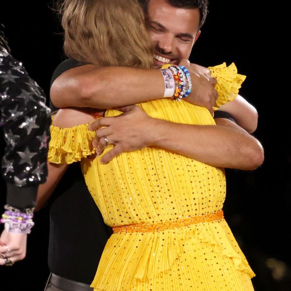 O namoro de Taylor Swift e Taylor Lautner não durou muito, mas eles continuaram amigos. Inclusive, o ator fez uma participação na 'The Eras Tour', em 2023