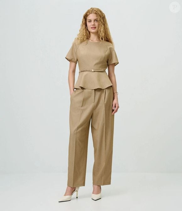 Uma calça de alfaiataria bege é uma opção versátil para variar os looks de trabalho na primavera
