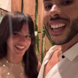 Bruna Marquezine surgiu nos stories do amigo Hugo Gloss usando um look com brilhos para a virada de ano.