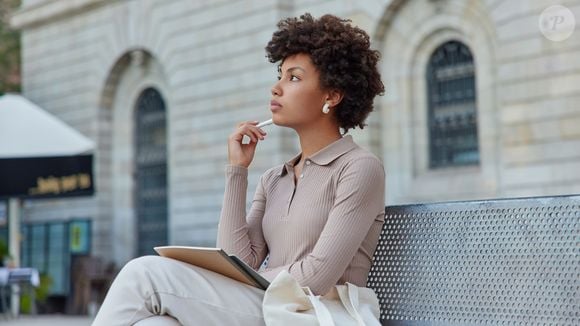 Se perceber que não consegue interromper os pensamentos repetitivos, faça uma pausa de um minuto, levante-se e caminhe, mantendo as costas retas e os ombros abertos