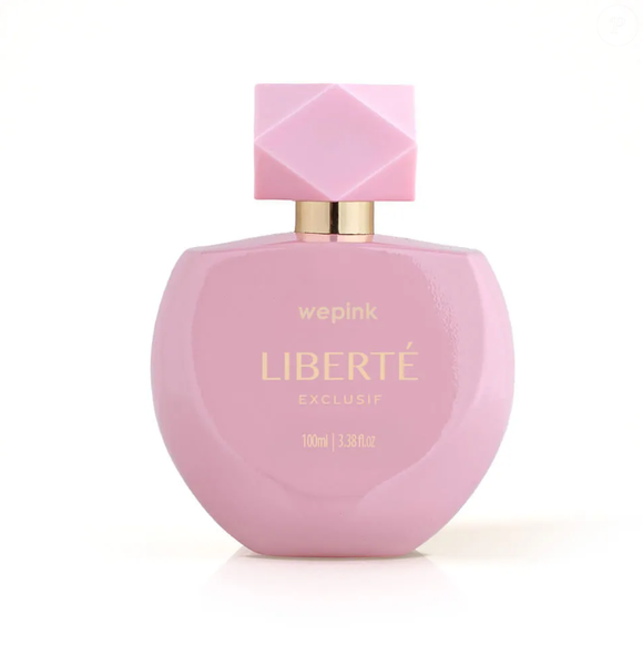 Perfume Liberté Exclusiv, da WePink, marca de Virginia Fonseca, traz notas de rosa, toranja, pêra e noz-moscada. Ele pertence à família floral oriental.