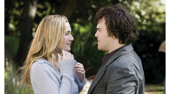 Tudo começa com duas mulheres. De um lado, Iris, uma jornalista britânica com um azar terrível no amor. Do outro, Amanda, uma americana bem-sucedida que trabalha como criadora de trailers de filmes