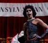 Tim Curry interpreta Dr. Frank-N-Furter em ‘The Rocky Horror Picture Show’, clássico cult de 1975 que marcou o cinema com sua mistura de terror, música e liberdade sexual
