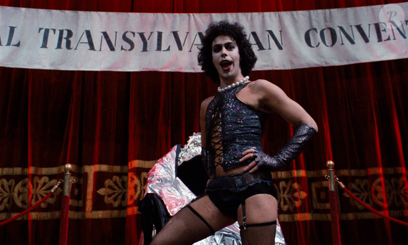 Tim Curry interpreta Dr. Frank-N-Furter em ‘The Rocky Horror Picture Show’, clássico cult de 1975 que marcou o cinema com sua mistura de terror, música e liberdade sexual