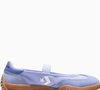 O novo Converse Run Star Trainer Ballet Flat feminino está chamando atenção por unir a delicadeza das sapatilhas de balé ao conforto dos tênis casuais. O modelo na cor 'chiclete violeta índigo' surge como uma das apostas mais elegantes para os looks de inverno e para as tendências de 2026