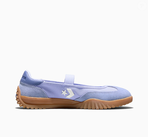 O novo Converse Run Star Trainer Ballet Flat feminino está chamando atenção por unir a delicadeza das sapatilhas de balé ao conforto dos tênis casuais. O modelo na cor 'chiclete violeta índigo' surge como uma das apostas mais elegantes para os looks de inverno e para as tendências de 2026