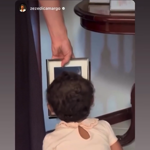 Clara, filha de Zezé Di Camargo e Graciele Lacerda, deu um beijo no porta-retrato de Igor. ‘Oh, beijou. Quem é?’, perguntou a mãe