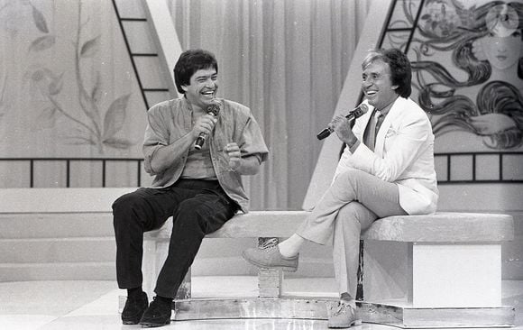 Moacyr Franco, em foto no programa 'A Mulher é um Show' (SBT, anos 1980), afirmou que não gastou dinheiro com bebidas e nem jogos: '(Mas gastei educando) bem os meus filhos, alguns estudaram na Europa'