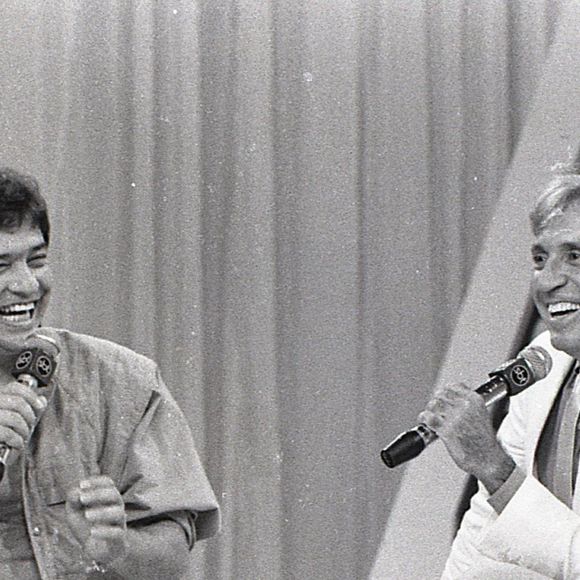 Moacyr Franco, em foto no programa 'A Mulher é um Show' (SBT, anos 1980), afirmou que não gastou dinheiro com bebidas e nem jogos: '(Mas gastei educando) bem os meus filhos, alguns estudaram na Europa'
