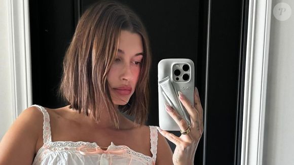 Hailey Bieber revela possíveis gatilhos: “A pele sempre fica inflamada quando viajo muito, tenho sono insuficiente, uso hormônios, FPS errado, produtos novos, estresse”.