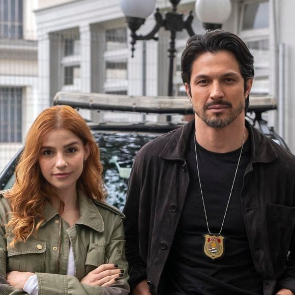 Juquinha (Gabriela Medvedovski) e Paulinho (Romulo Estrela) investigam o roubo da escultura