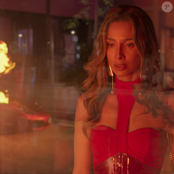 Lola (Camila Pitanga) é uma ambiciosa empresária do ramo de beleza