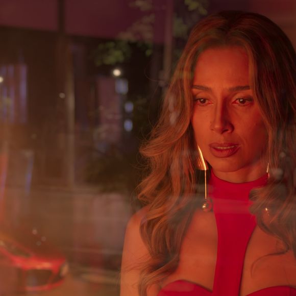 Lola (Camila Pitanga) é uma ambiciosa empresária do ramo de beleza