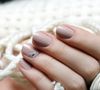 O esmalte bege é perfeito para os dias de inverno justamente por equilibrar neutralidade e elegância