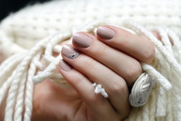 O esmalte bege é perfeito para os dias de inverno justamente por equilibrar neutralidade e elegância