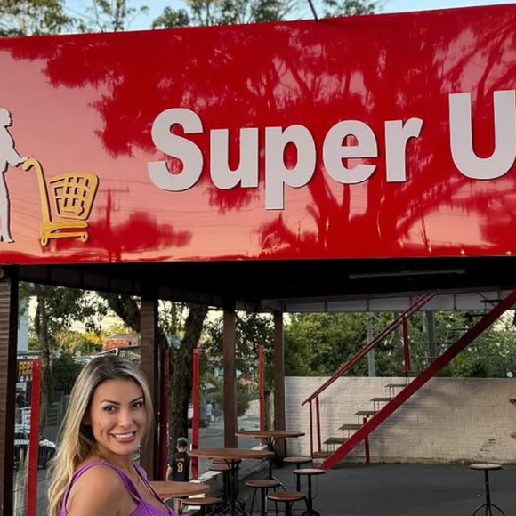 Andressa Urach em feito sucesso com seu novo supermercado, mas engana-se quem pensa que isso vai afastá-la da produção de conteúdo adulto