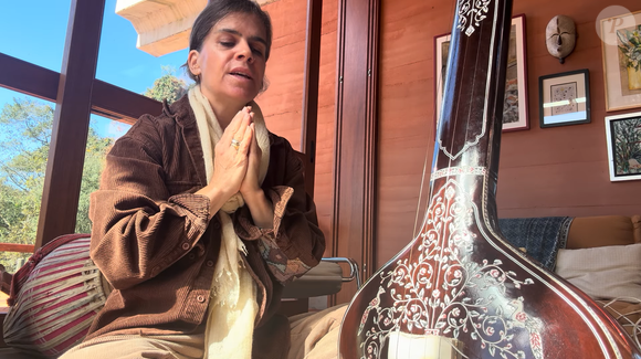 Inspirado na técnica milenar indiana Vastu Shastra, o casarão de Mariana Maffeis foi projetado para unir conforto, integração dos ambientes e sustentabilidade. Veja os detalhes da residência que chamou atenção nas redes sociais