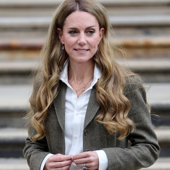 Foi o caso de Kate Middleton, Princesa de Gales, que teve que prender o cabelo enquanto tentava pintar em tecido durante uma visita a uma fábrica têxtil da família em Kent, sem levar uma presilha consigo.