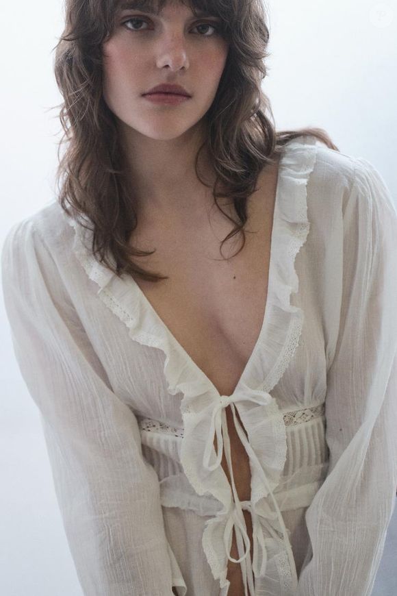 O boho-chic invade o office look com a camisa fluida da Zara (R$ 279,00)