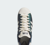 Com cabedal todo de couro, biqueira icônica e língua acolchoada, o Superstar II aposta em elementos clássicos da Adidas sem abrir mão da proposta de conforto para o uso durante todo o dia