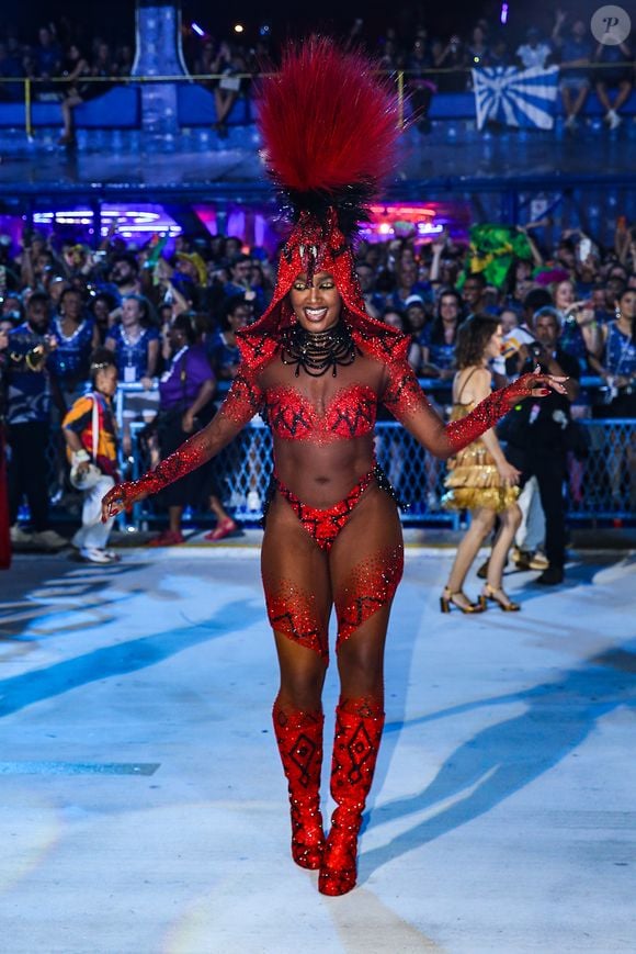 Carnaval 2026: Iza voltou ao posto de rainha da Imperatriz Leopoldinense com look vermelho