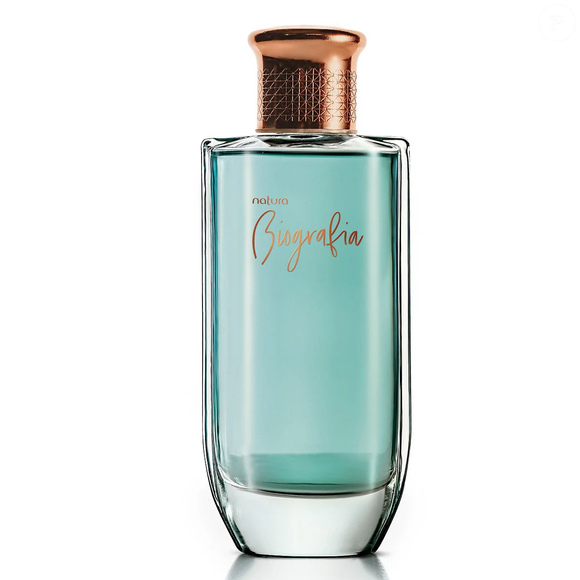A proposta do Biografia Feminino, da Natura, combina uma fragrância floral com nuances frutadas e amadeiradas, reunindo ingredientes como bergamota, pêssego, jasmim, rosa, cedro e sândalo em uma composição que atravessa diferentes etapas olfativas
