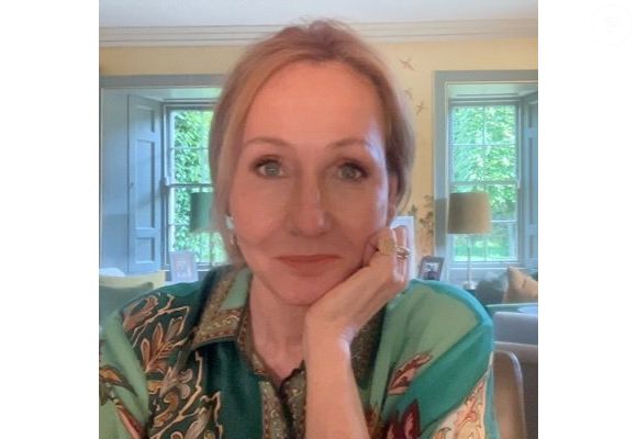 J.K. Rowling x Emma Watson: autora de 'Harry Potter' compartilhou vídeo no qual humorista imita a atriz para lhe cutucar. 'Também estou lado a lado com aqueles que desejam o mal dela, a odeiam e desejam o pior para ela em sua vida'