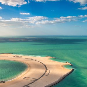 A Jumeirah Bay Island é uma ilha artificial em formato de cavalo-marinho conhecida mundialmente como 'Ilha dos Bilionários'. O endereço ultraluxuoso foi escolhido por Cristiano Ronaldo para investir em um terreno milionário