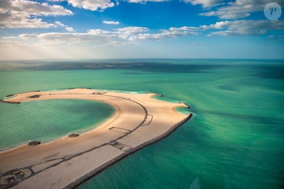 A Jumeirah Bay Island é uma ilha artificial em formato de cavalo-marinho conhecida mundialmente como 'Ilha dos Bilionários'. O endereço ultraluxuoso foi escolhido por Cristiano Ronaldo para investir em um terreno milionário