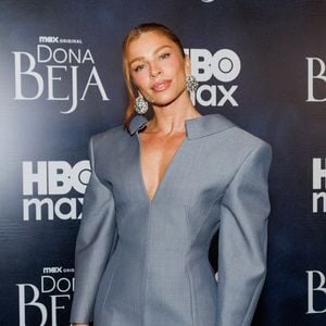 Vestido de Grazi Massafera traz mangas compridas, corte sob medida, e, de acordo com definição da própria marca, ‘efeito de trás para frente’