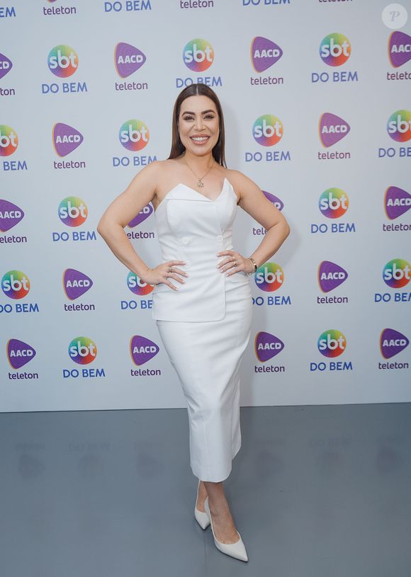 Teleton 2025: estilosa, Naiara Azevedo apostou em um conjunto elegante de saia e