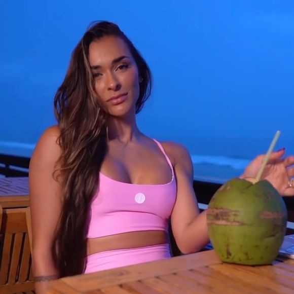 Postagem com conjunto rosa pink de Tainá Militão rende comentários e internautas apostam: 'Acho q sim'