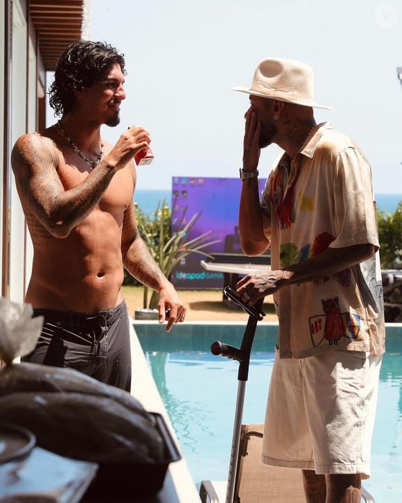 A amizade entre Neymar e Gabriel Medina virou tema de especulação após o surfista repostar uma publicação que ironizava o jogador. O conteúdo foi apagado horas depois, e não há confirmação de briga entre os dois