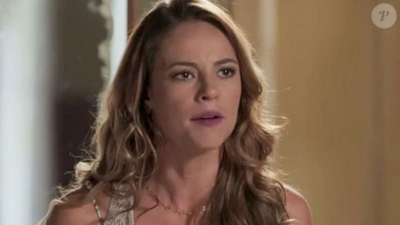 Melissa pede segredo a Dorotéia (Julia Lemmertz) sobre a possível perda da gravidez.