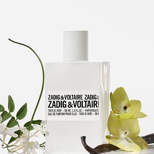Com notas intensas de baunilha e castanha, o This Is Her, da Zadig & Voltaire, entrega um perfume gourmand sofisticado, de longa evolução na pele e personalidade marcante