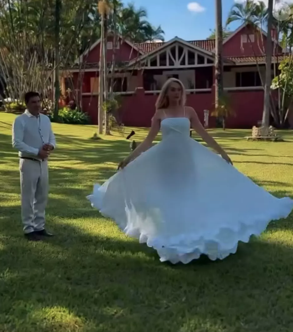 Recentemente, Ana Hickmann viralizou ao mostrar um vestido de noiva usado em um ensaio pré-wedding